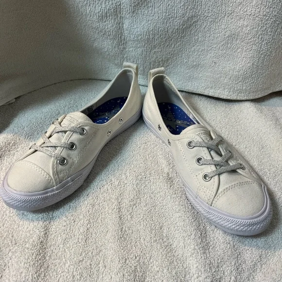 NWOT Converse All Stars girls white ballet lace slip on in size 5.5